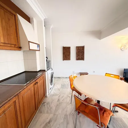 Spacious 5 Minutes From The Apartment
