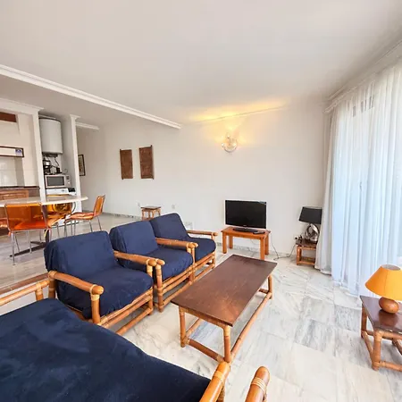 Spacious 5 Minutes From The Apartment